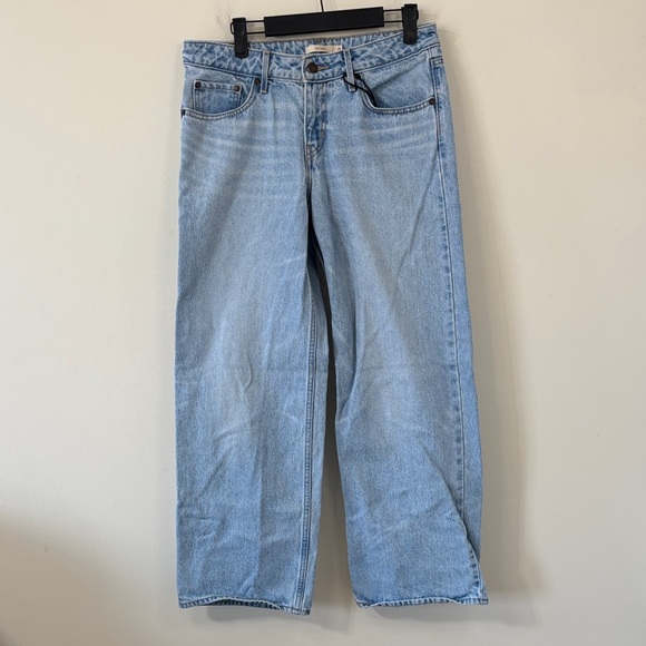 Levi’s Low Loose Light Wash Jeans Size 28 NWOT - Picture 2 of 12
